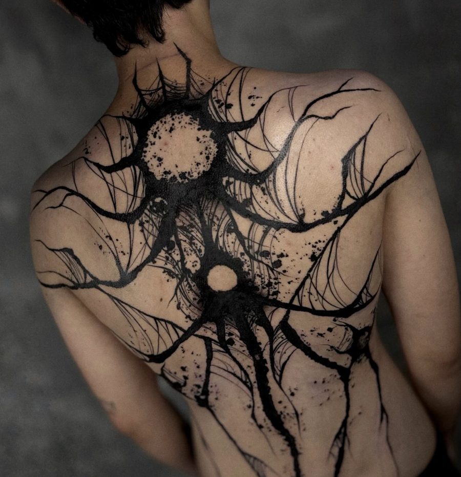 Velké abstraktní blackwork tetování přes záda